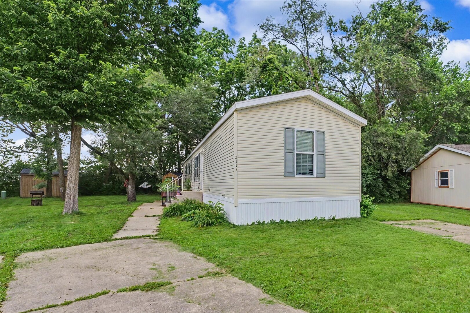 2113 Monroe Drive Property Photo 2
