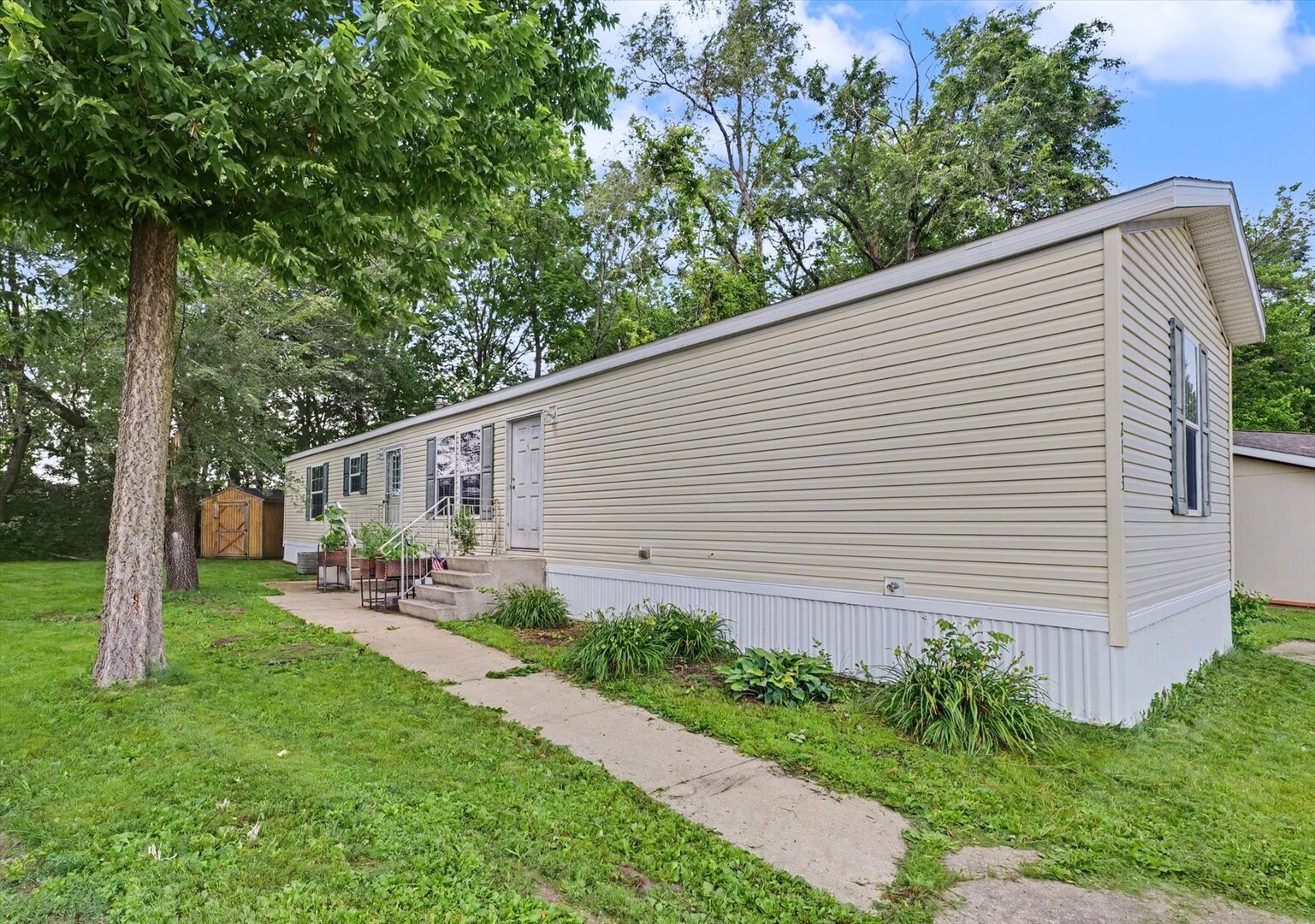 2113 Monroe Drive Property Photo 3