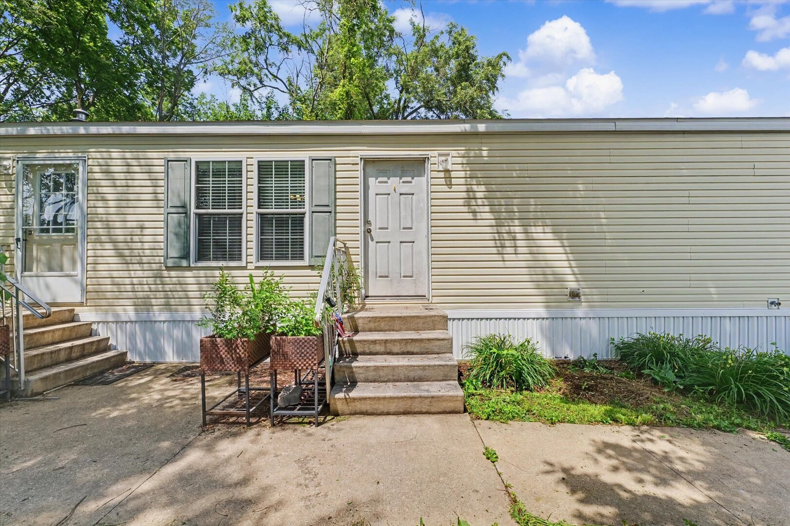 2113 Monroe Drive Property Photo 4