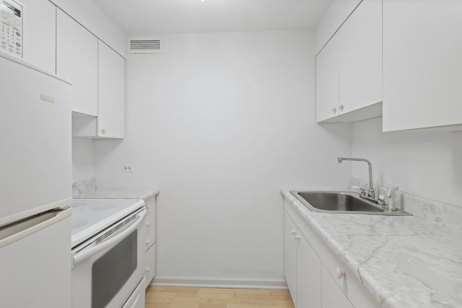 233 E Erie Street 1403 Property Photo 8