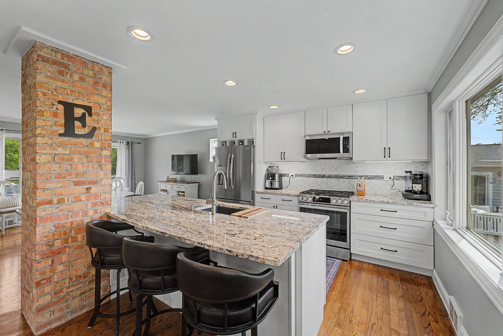 2531 Glenview Road Property Photo 4