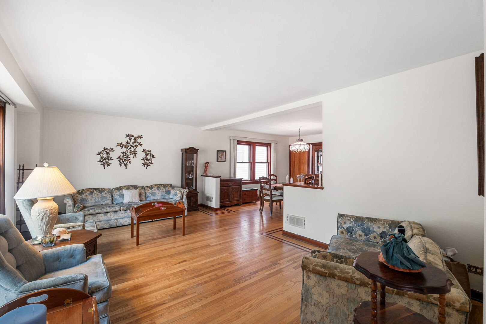 5038 N Nagle Avenue Property Photo 3