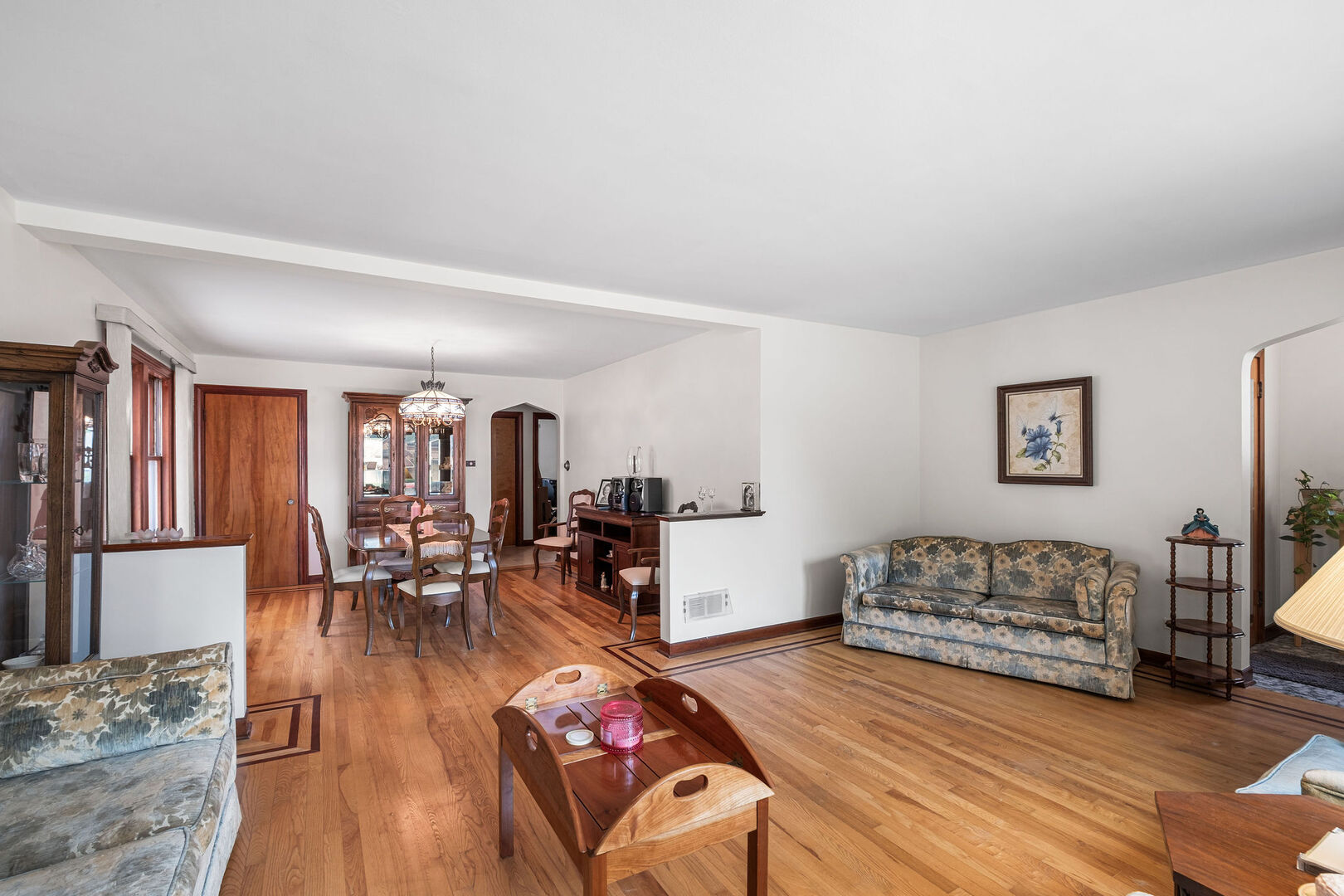 5038 N Nagle Avenue Property Photo 4