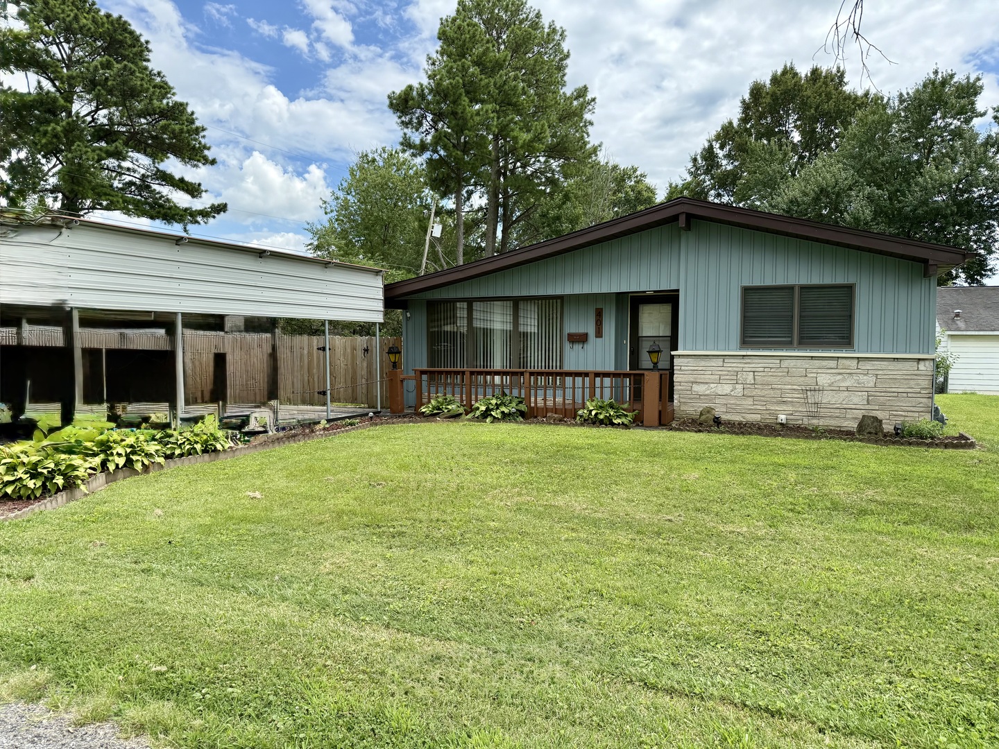 401 E Illinois Street Property Photo 1