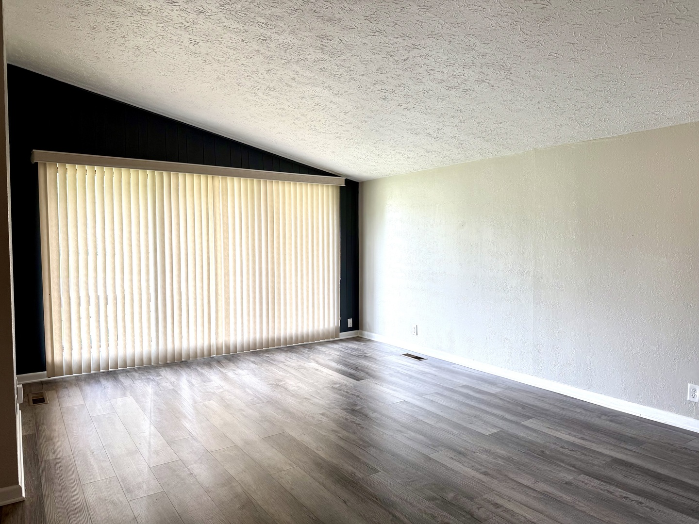 401 E Illinois Street Property Photo 2