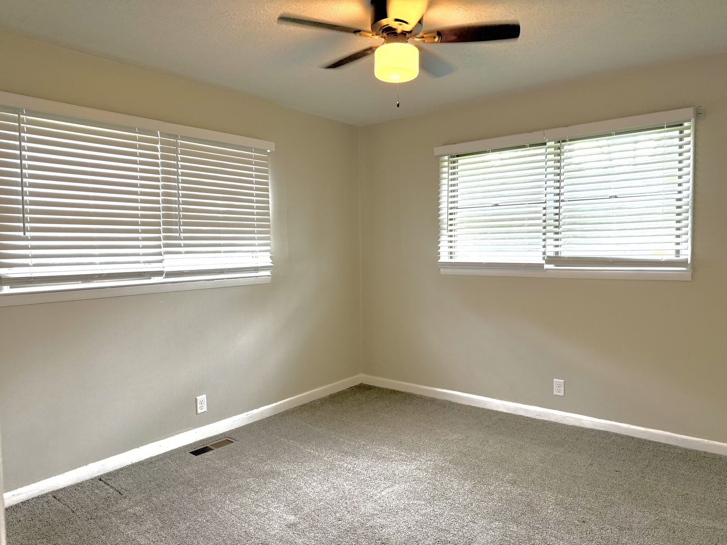 401 E Illinois Street Property Photo 10