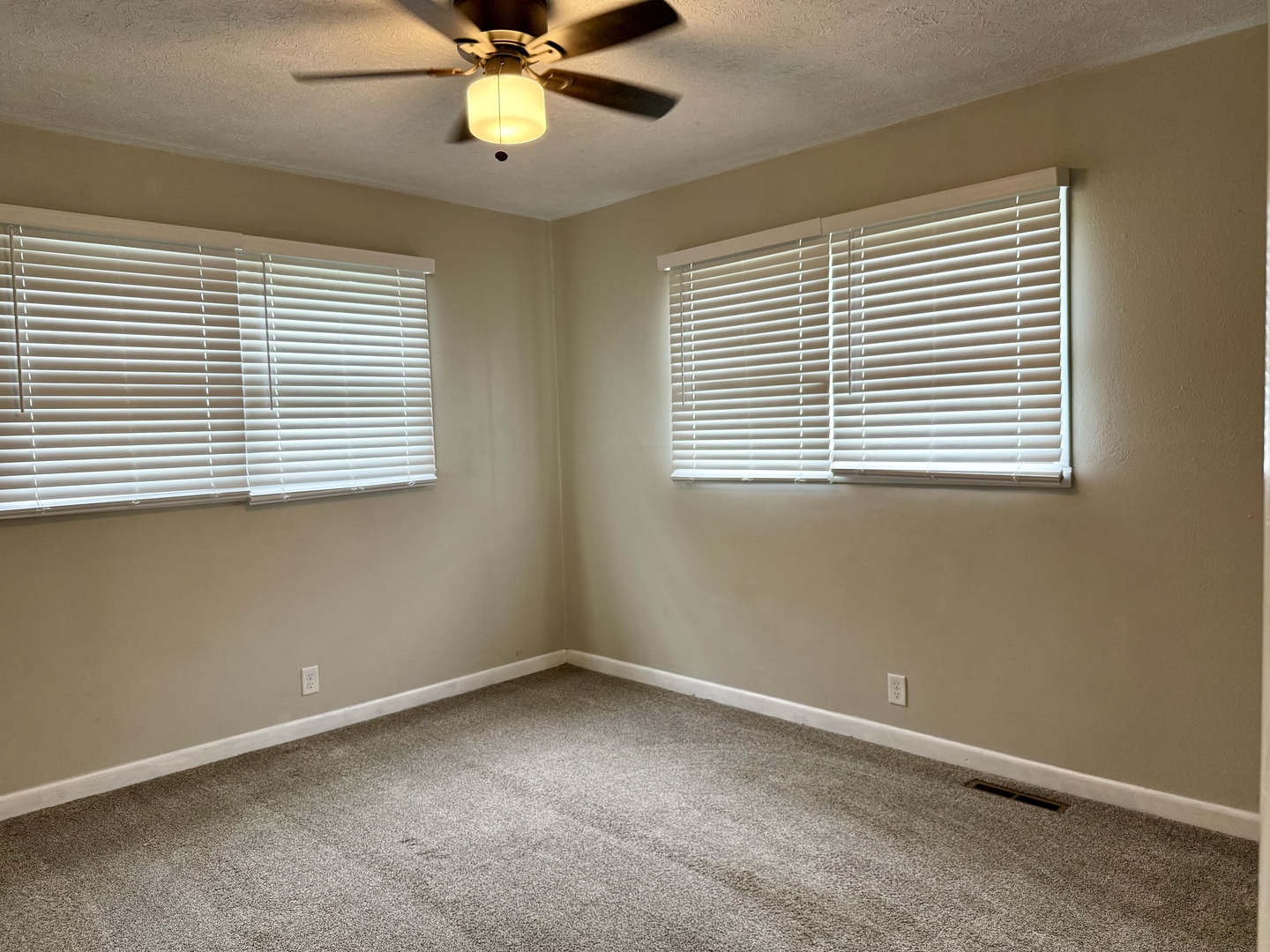 401 E Illinois Street Property Photo 11