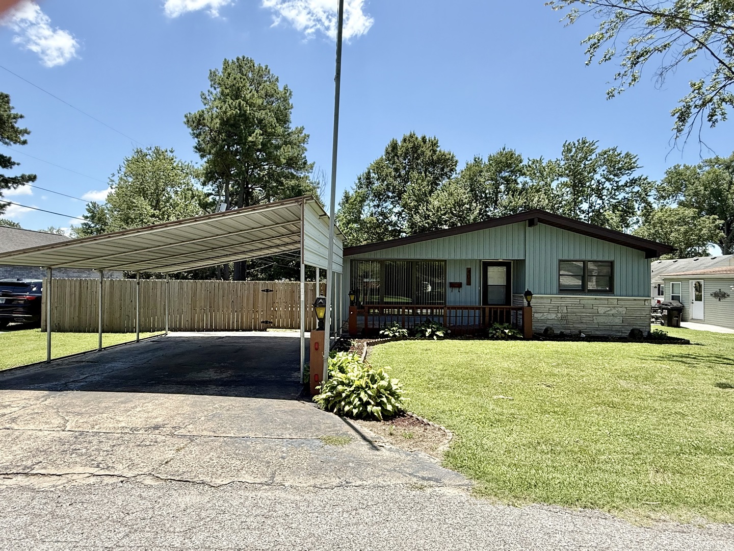 401 E Illinois Street Property Photo 23