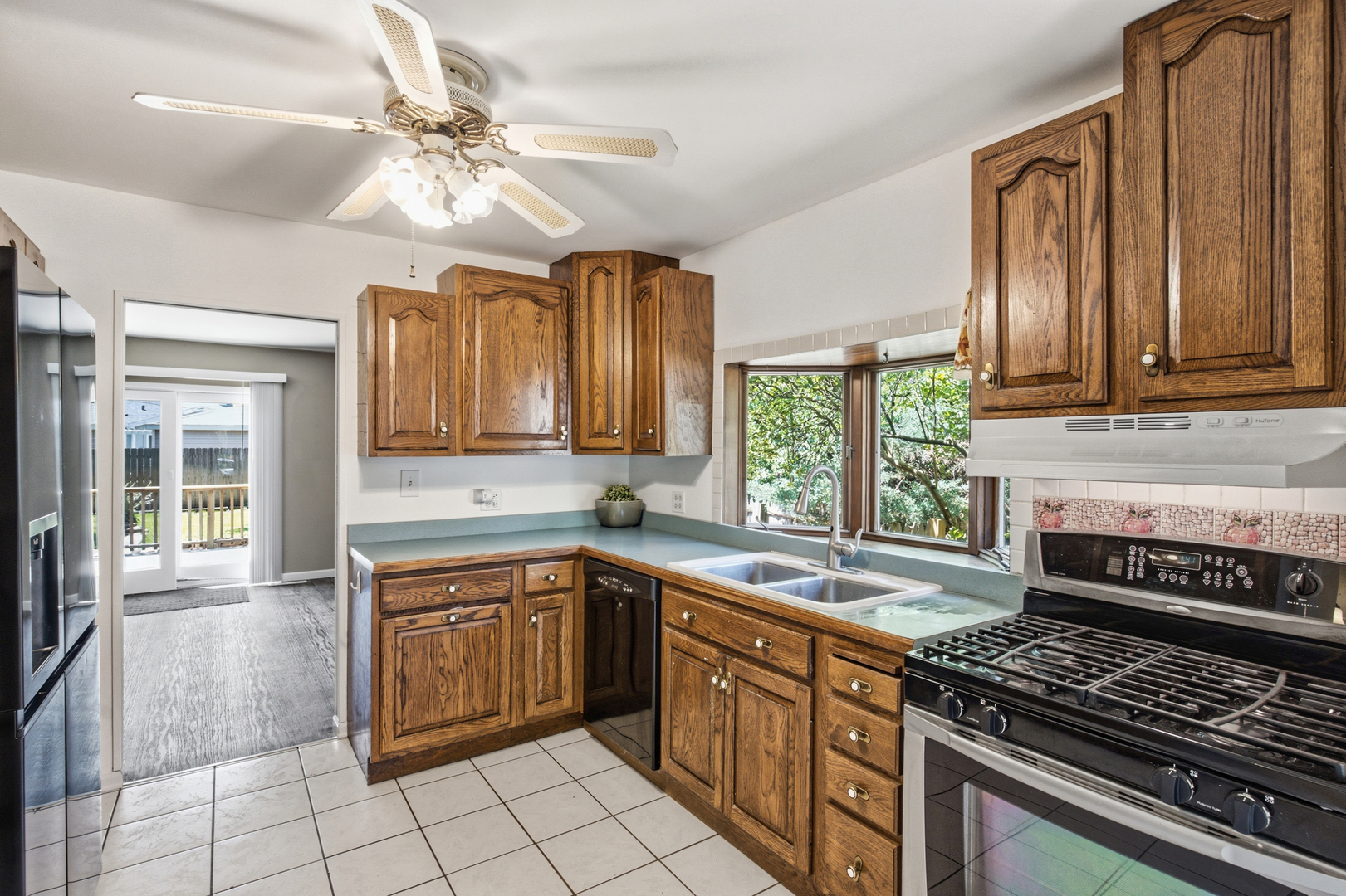 126 S Lodge Lane Property Photo 8