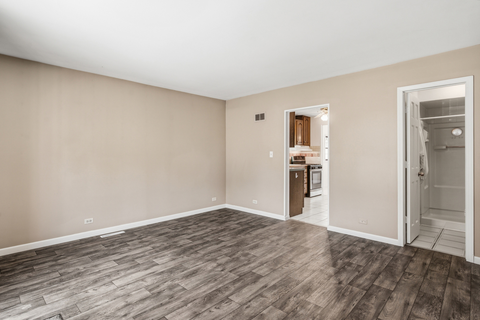 126 S Lodge Lane Property Photo 10