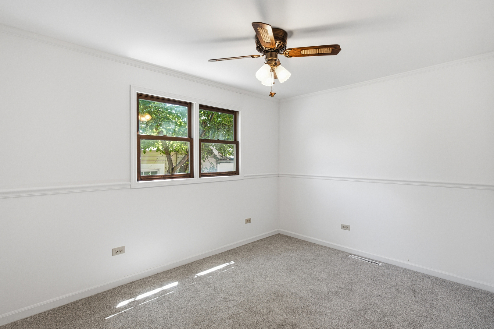 126 S Lodge Lane Property Photo 20