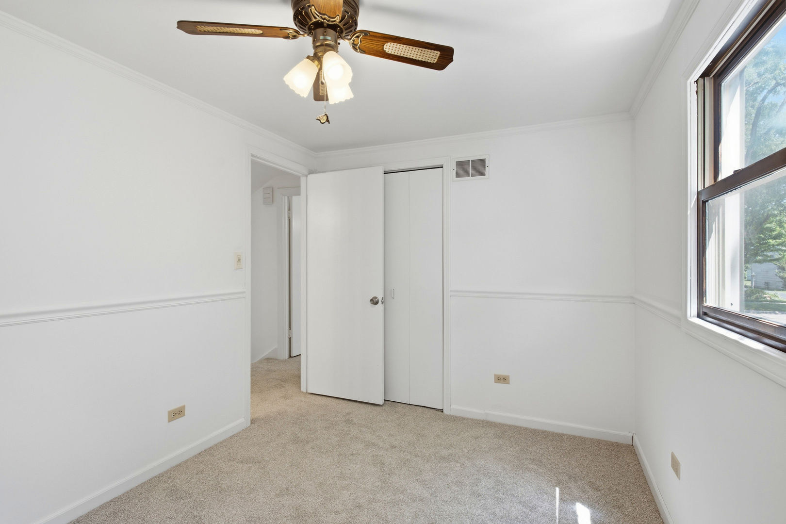 126 S Lodge Lane Property Photo 21