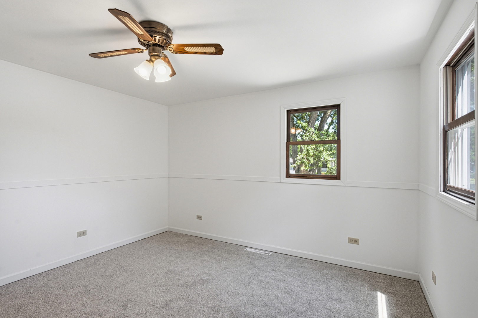 126 S Lodge Lane Property Photo 23