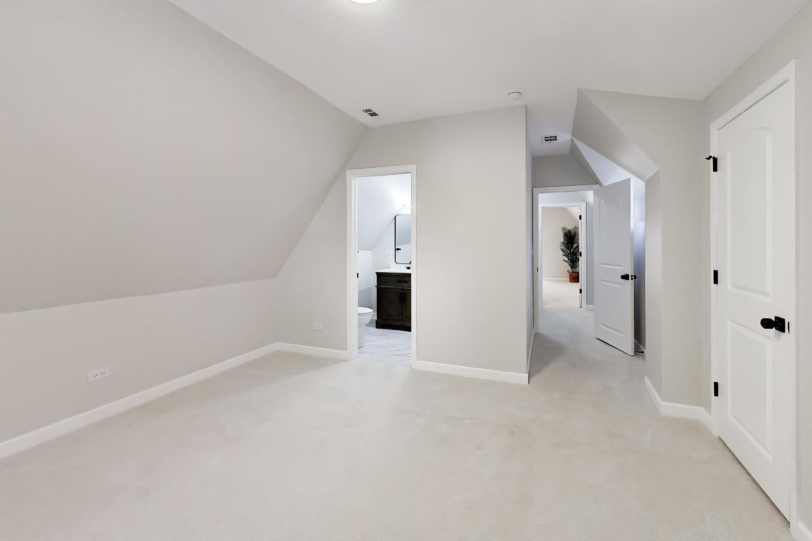 1033 S Claremont Avenue Property Photo 19