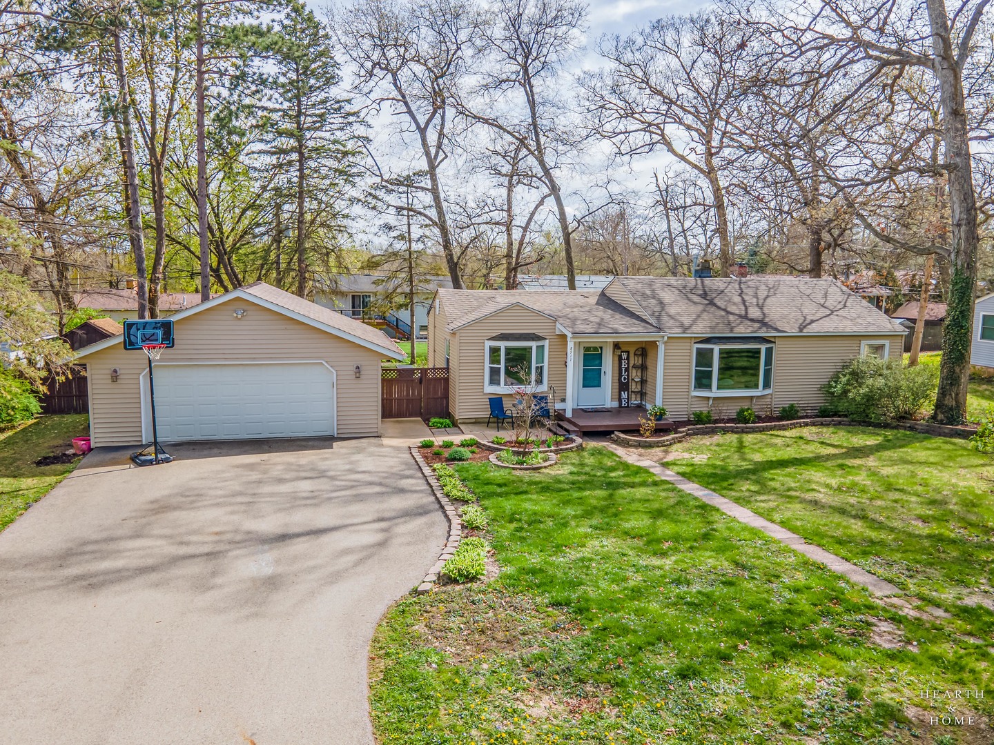 8911 Pine Avenue Property Photo 1