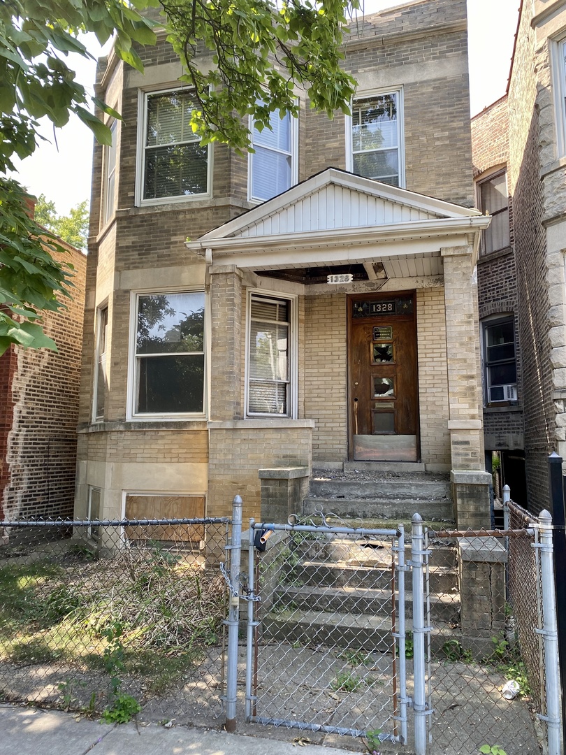 1328 N Avers Avenue Property Photo 1