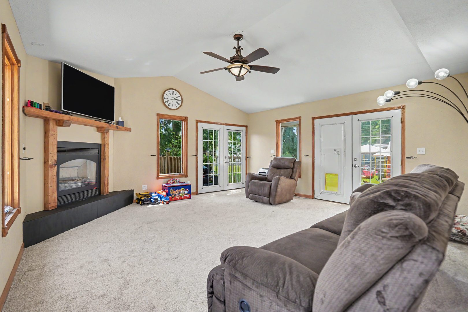 619 Middle Road Property Photo 2