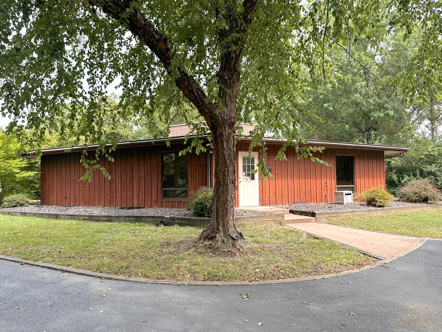 303 N Robinson Circle Property Photo 2