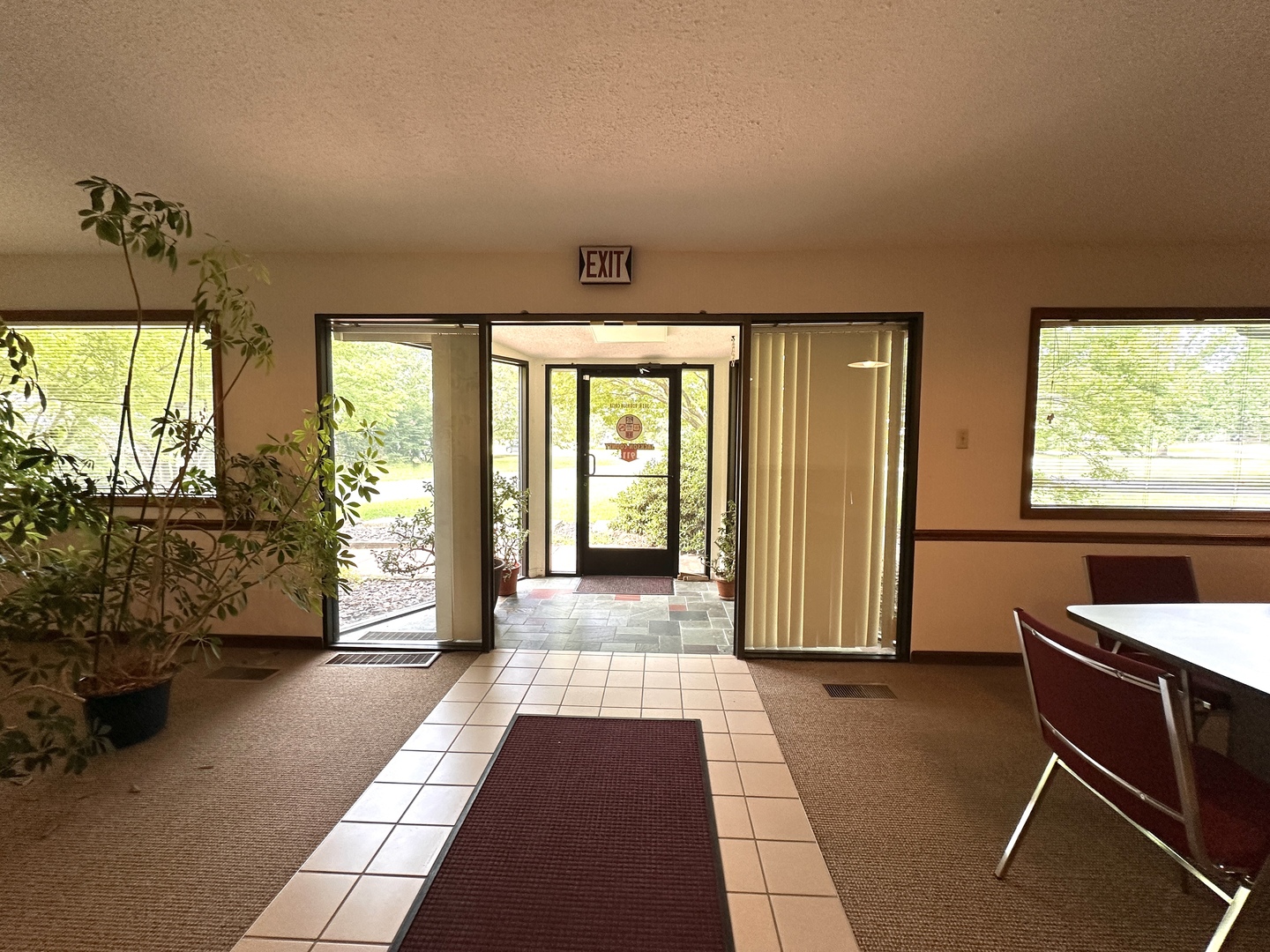 303 N Robinson Circle Property Photo 4
