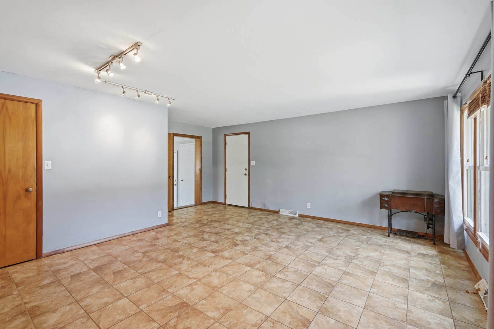 370 Oakwood Drive Property Photo 9