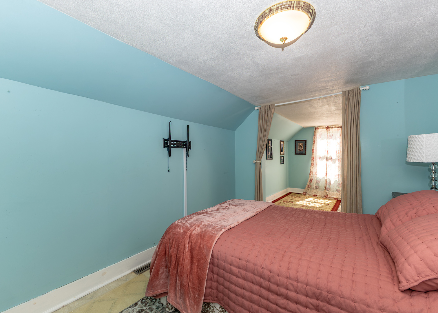 631 N Adams Street Property Photo 26