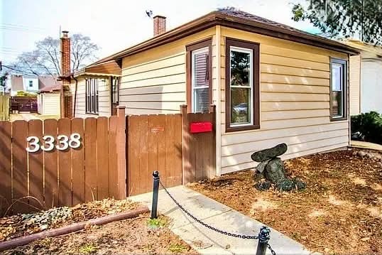 3338 N Oriole Avenue Property Photo 1