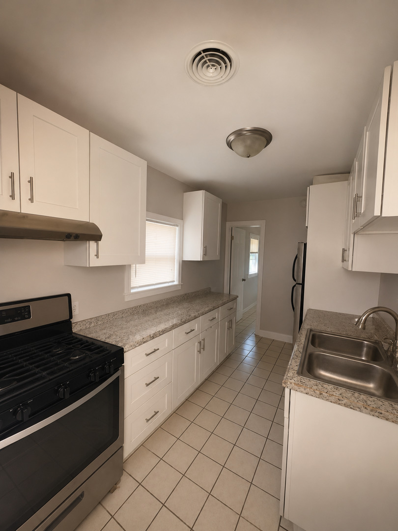 3338 N Oriole Avenue Property Photo 4