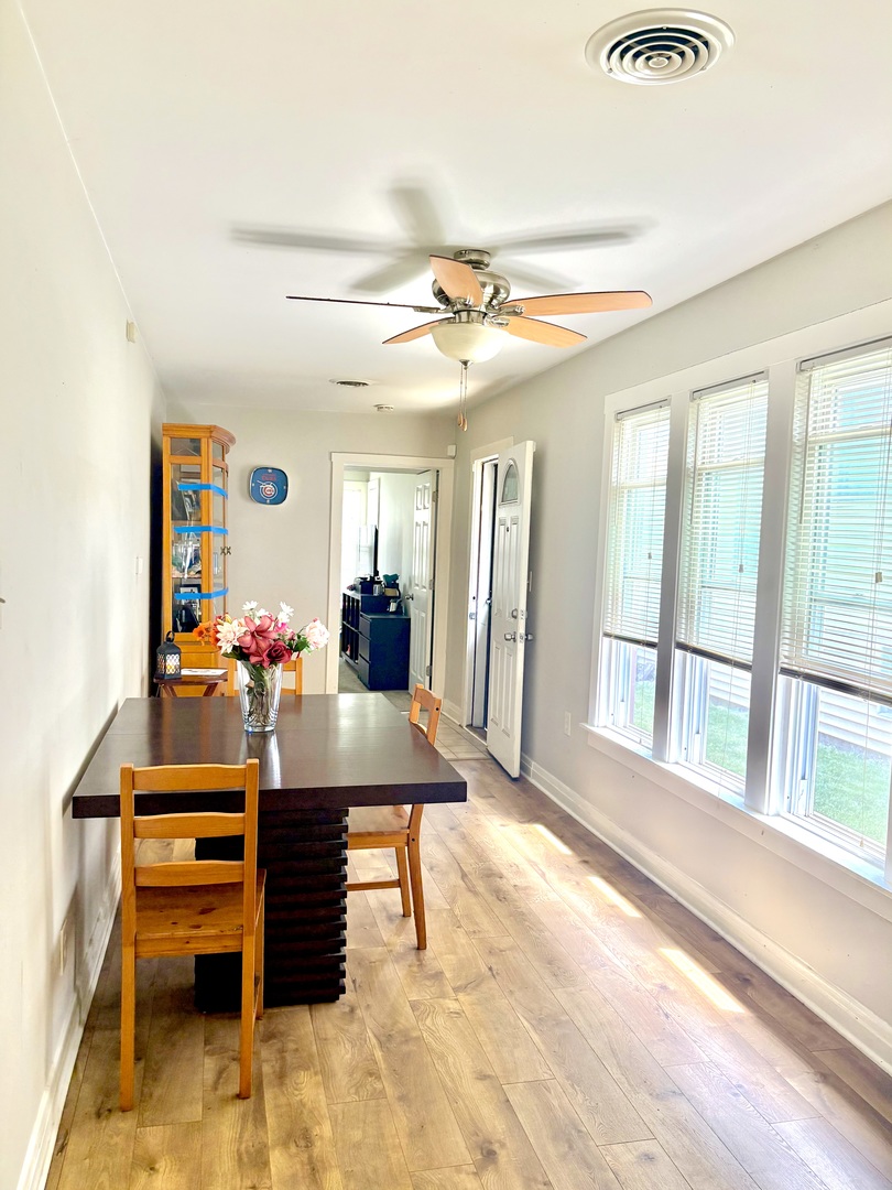 3338 N Oriole Avenue Property Photo 6