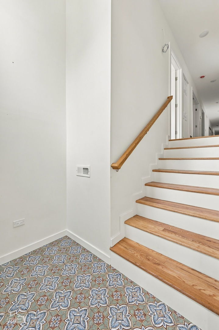 1118 W 19th Street Property Photo 3