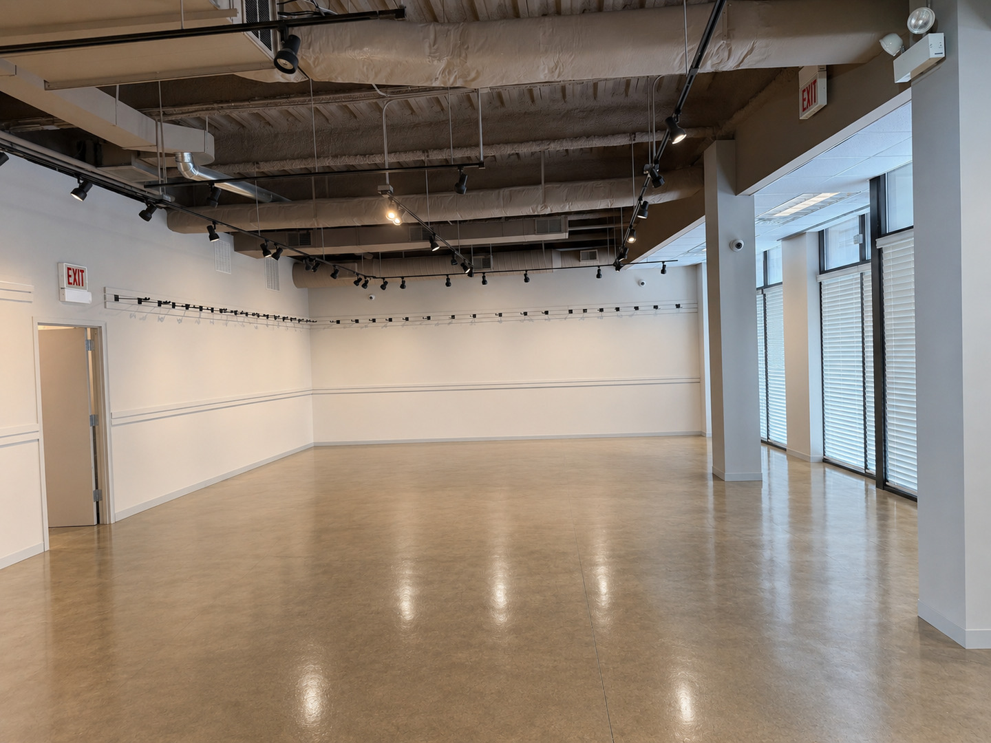 4420 N Clark Street Gf Property Photo 3