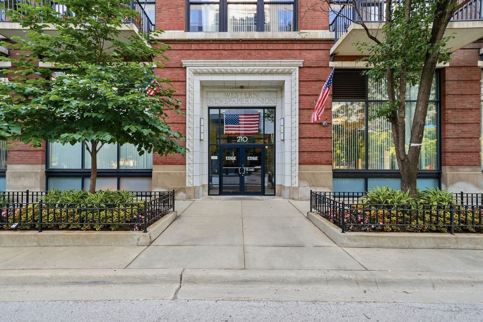 210 S Desplaines Street Ne Property Photo 3