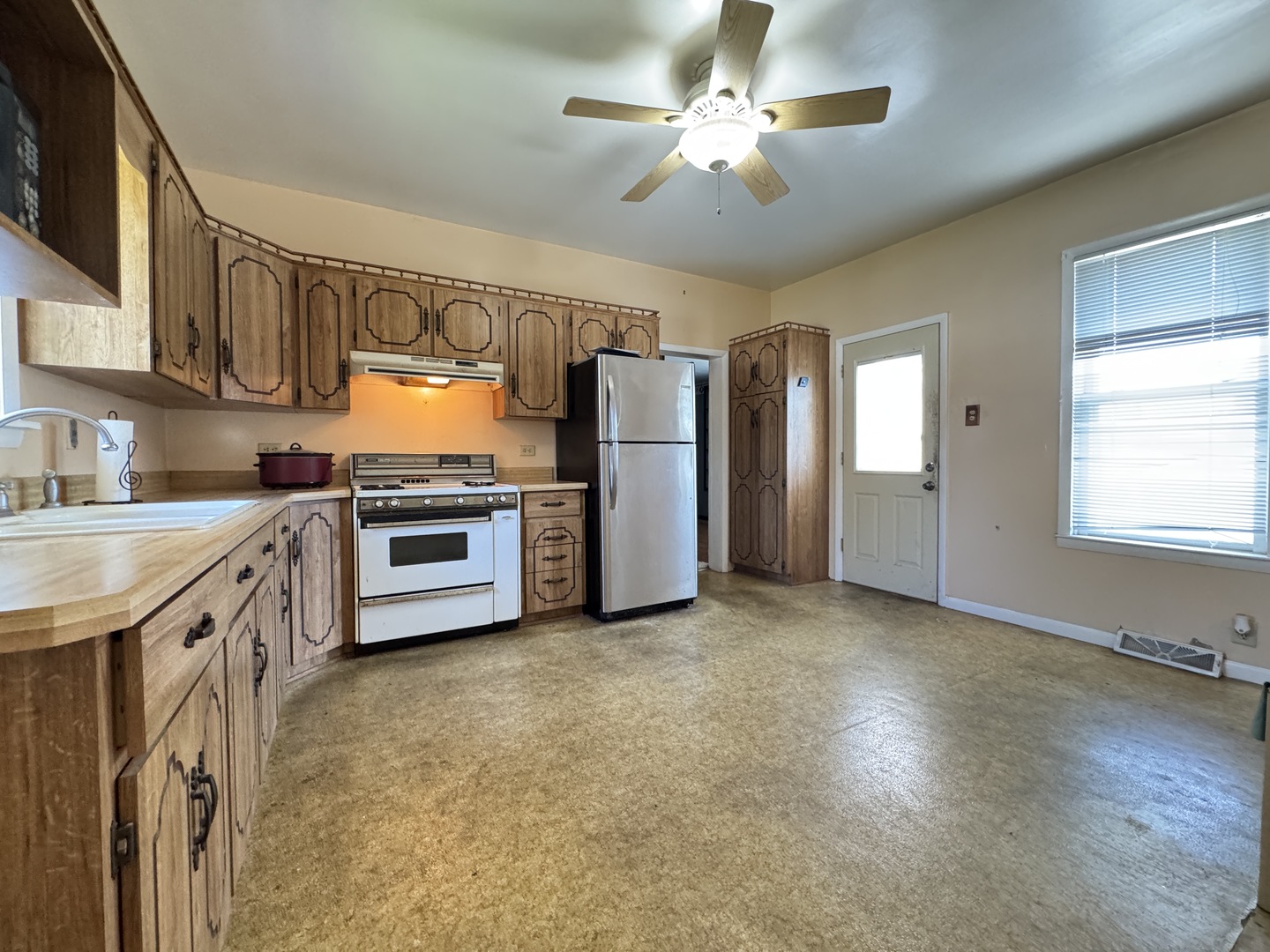 637 Crosat Street Property Photo 16