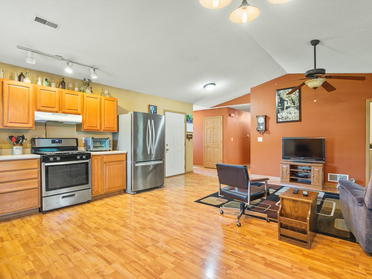 210 W Pacific Street Property Photo 8