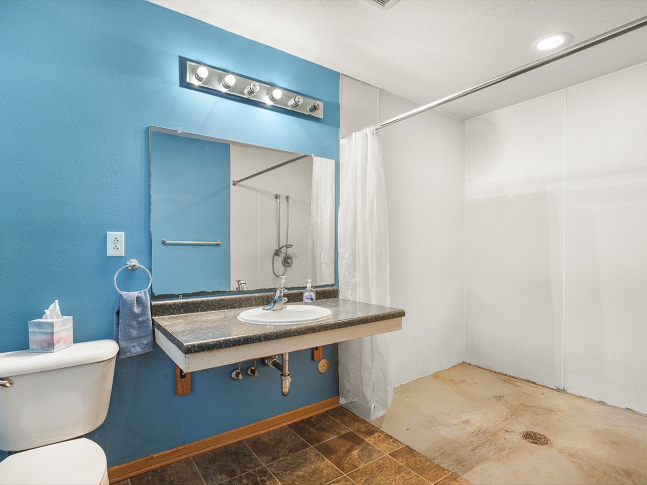 210 W Pacific Street Property Photo 20