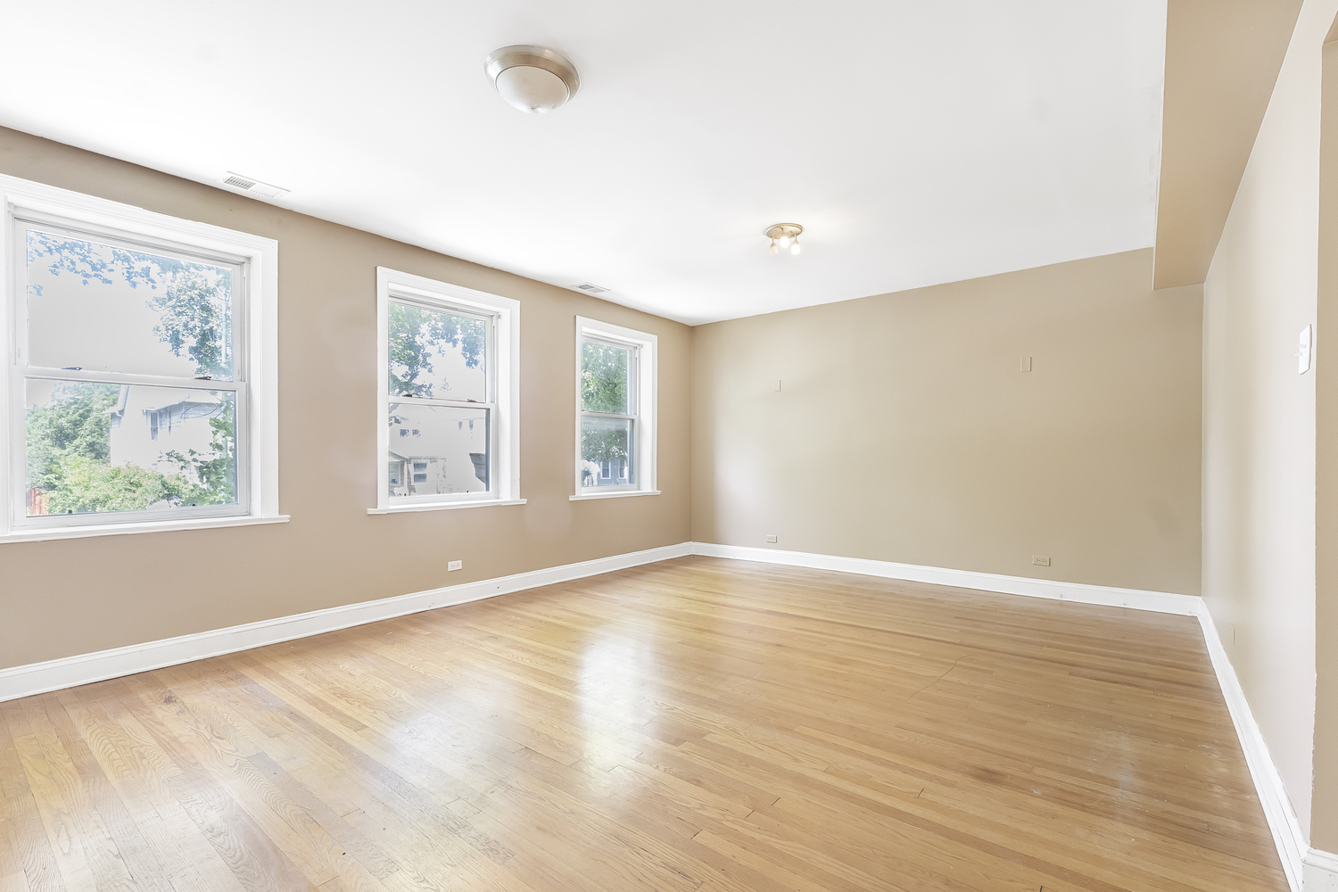 1747 W Pratt Boulevard 1 Property Photo 2