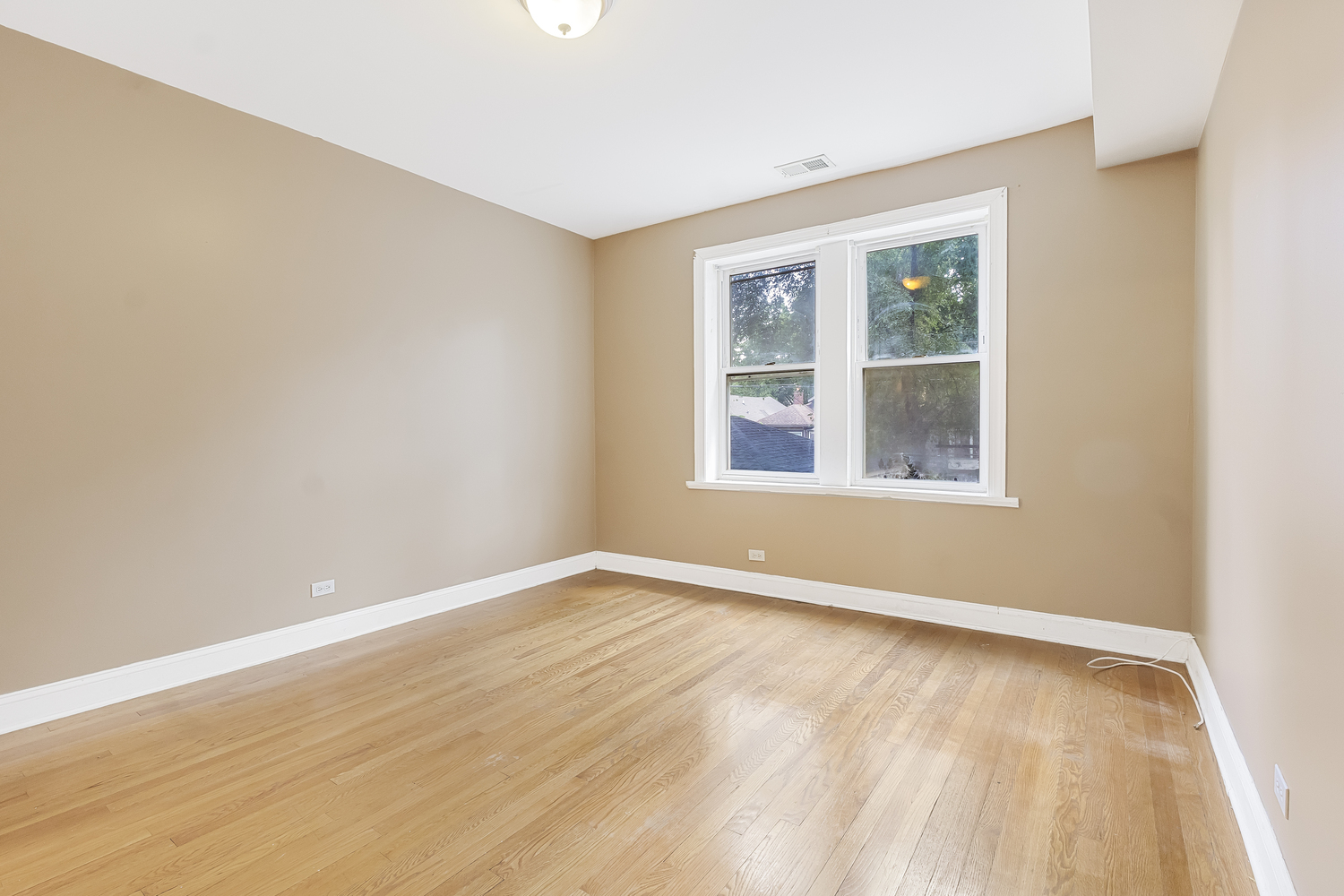 1747 W Pratt Boulevard 1 Property Photo 4