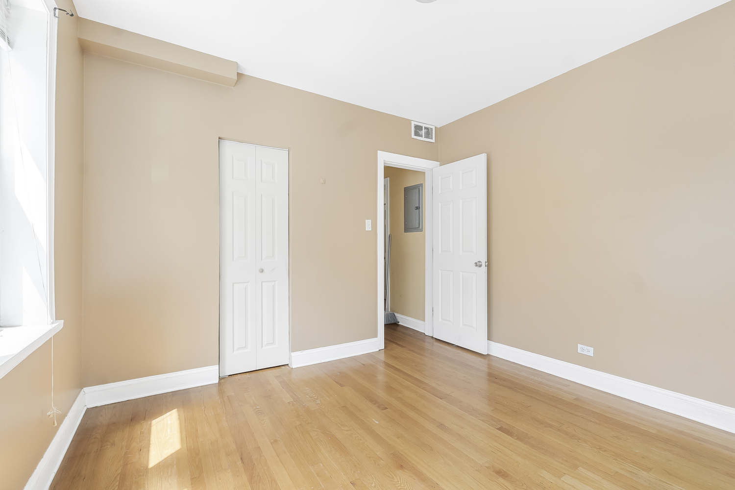 1747 W Pratt Boulevard 1 Property Photo 7