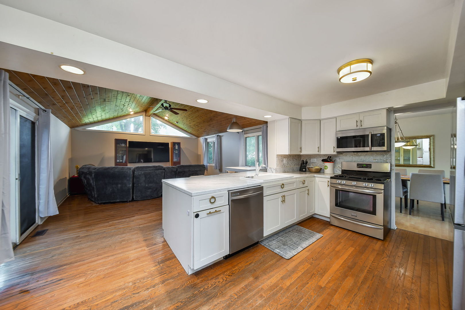 1521 Hillcrest Court Property Photo 6