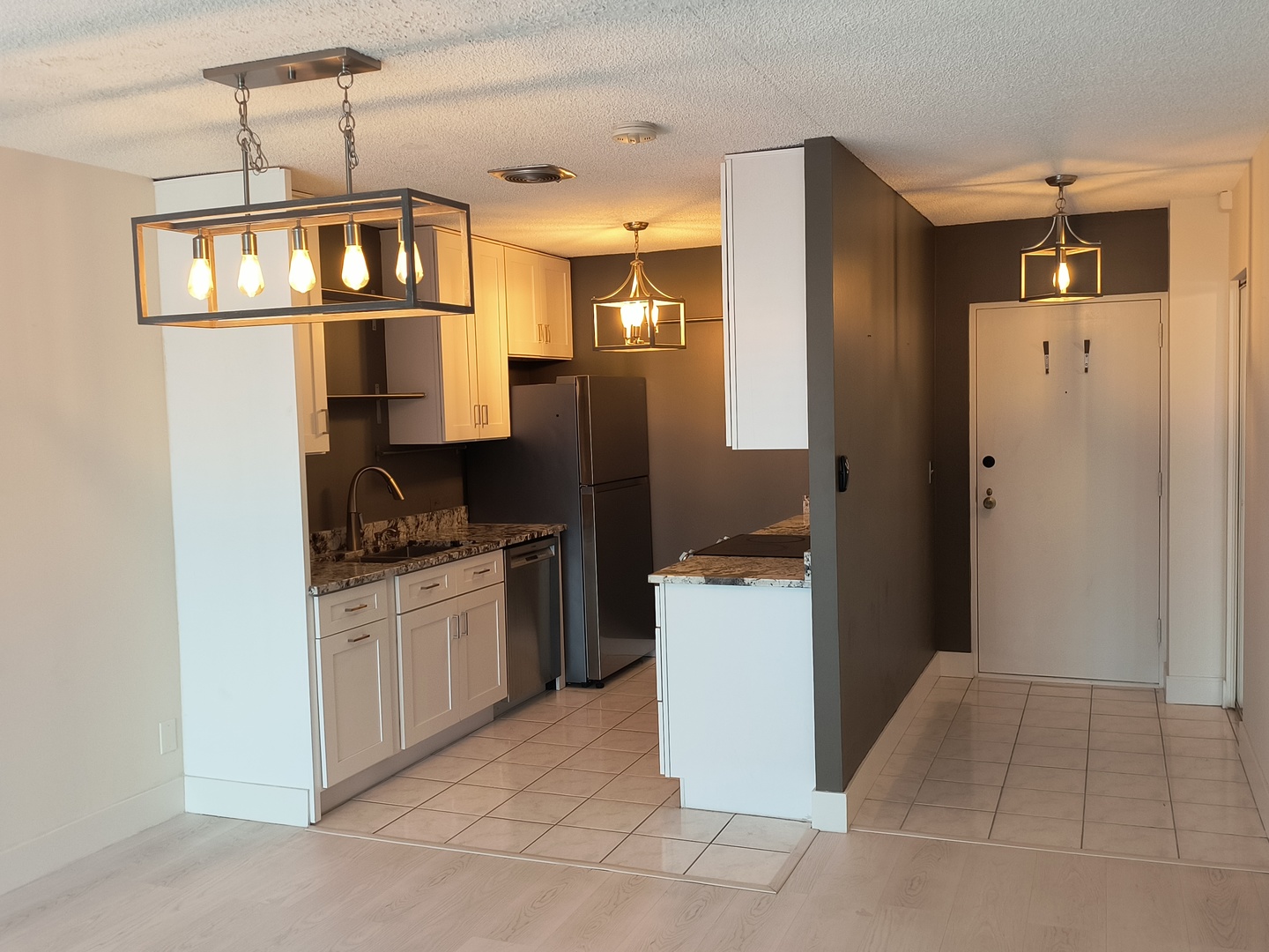 1060 N Farnsworth Avenue 1402 Property Photo 4