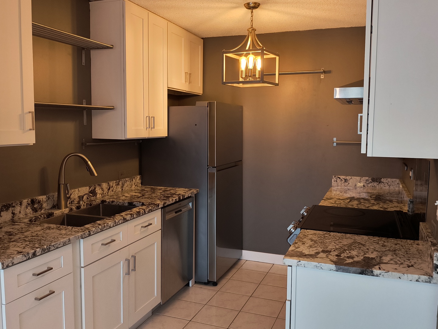 1060 N Farnsworth Avenue 1402 Property Photo 10