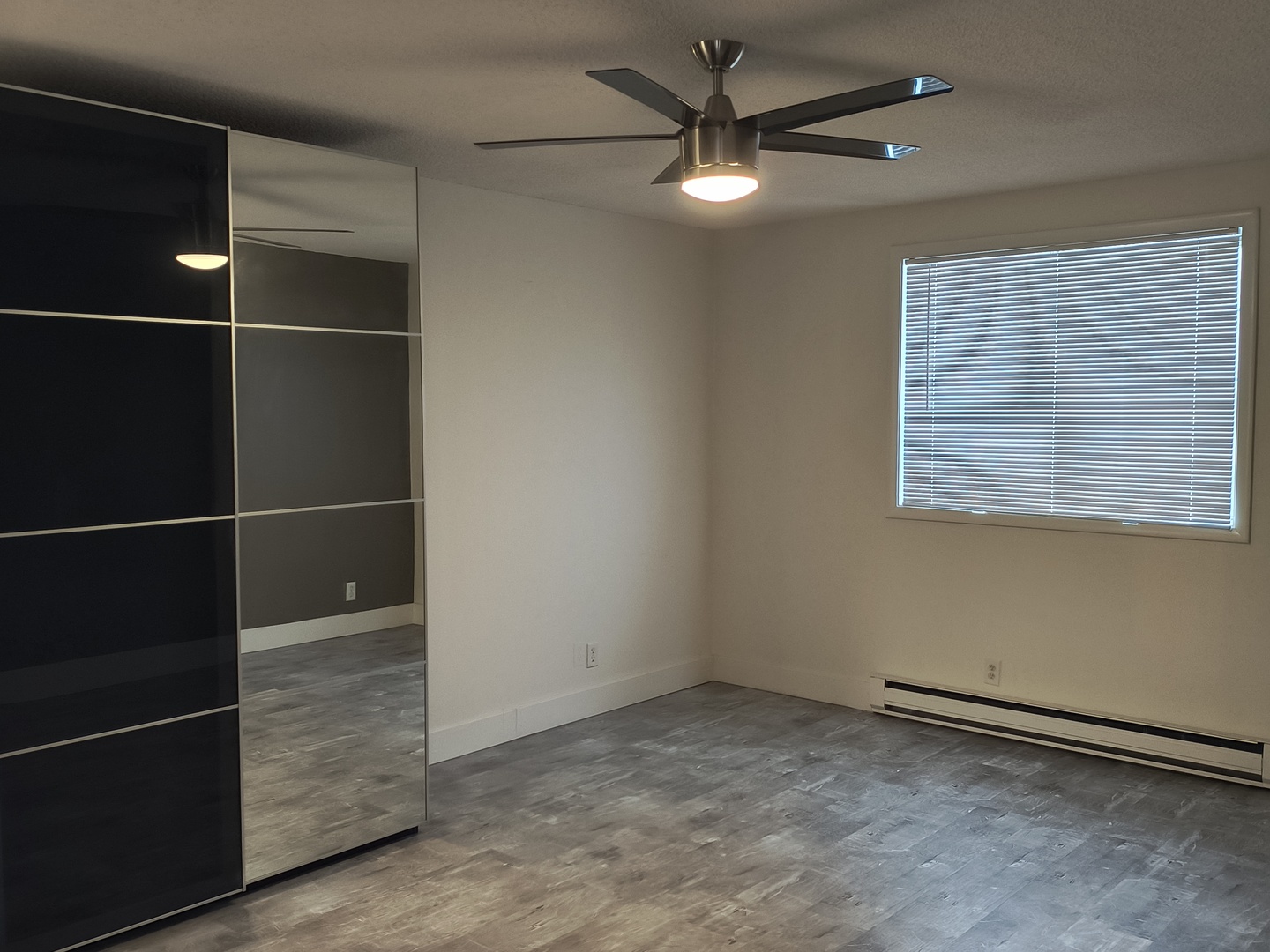 1060 N Farnsworth Avenue 1402 Property Photo 17