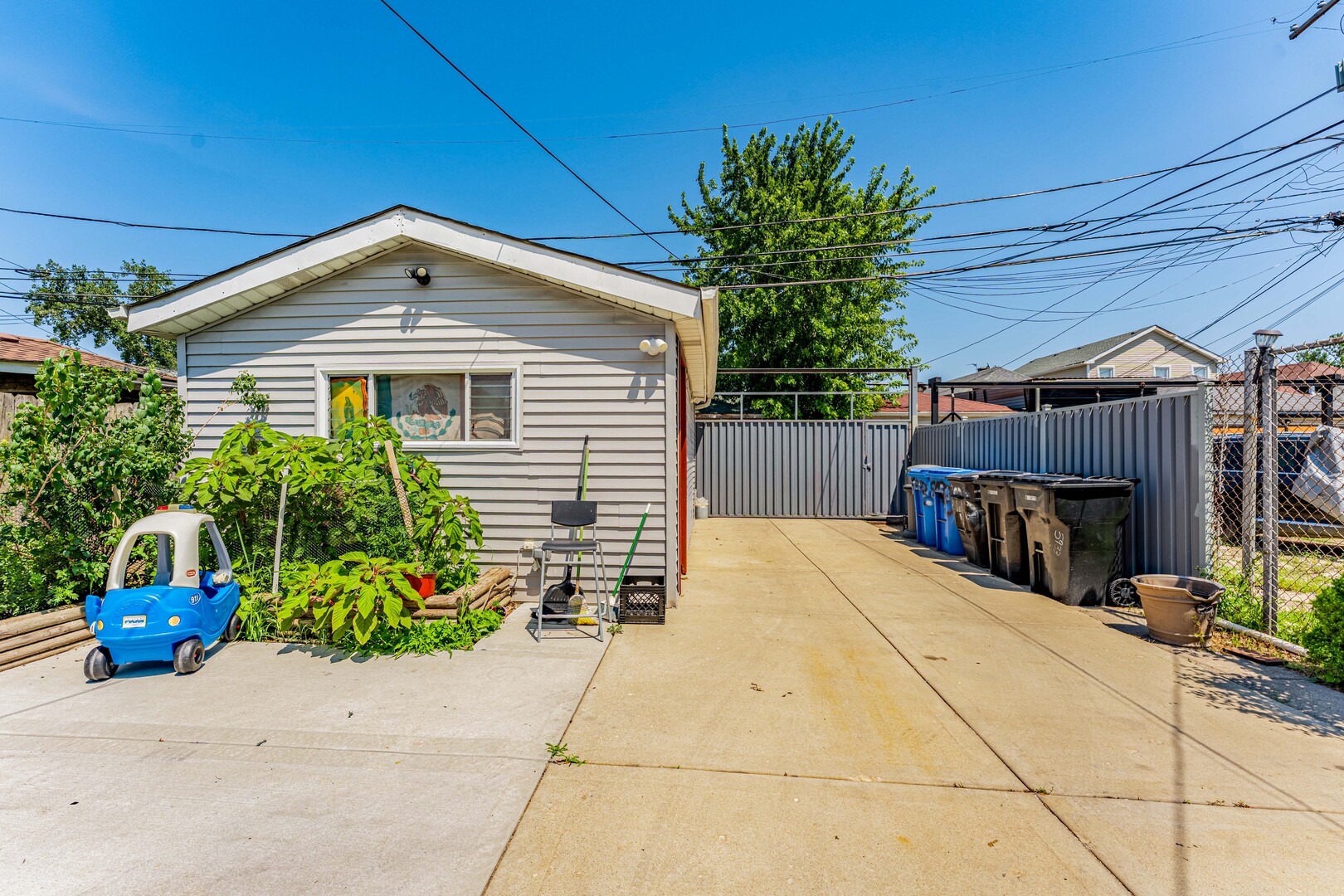 5933 S Sacramento Avenue Property Photo 17