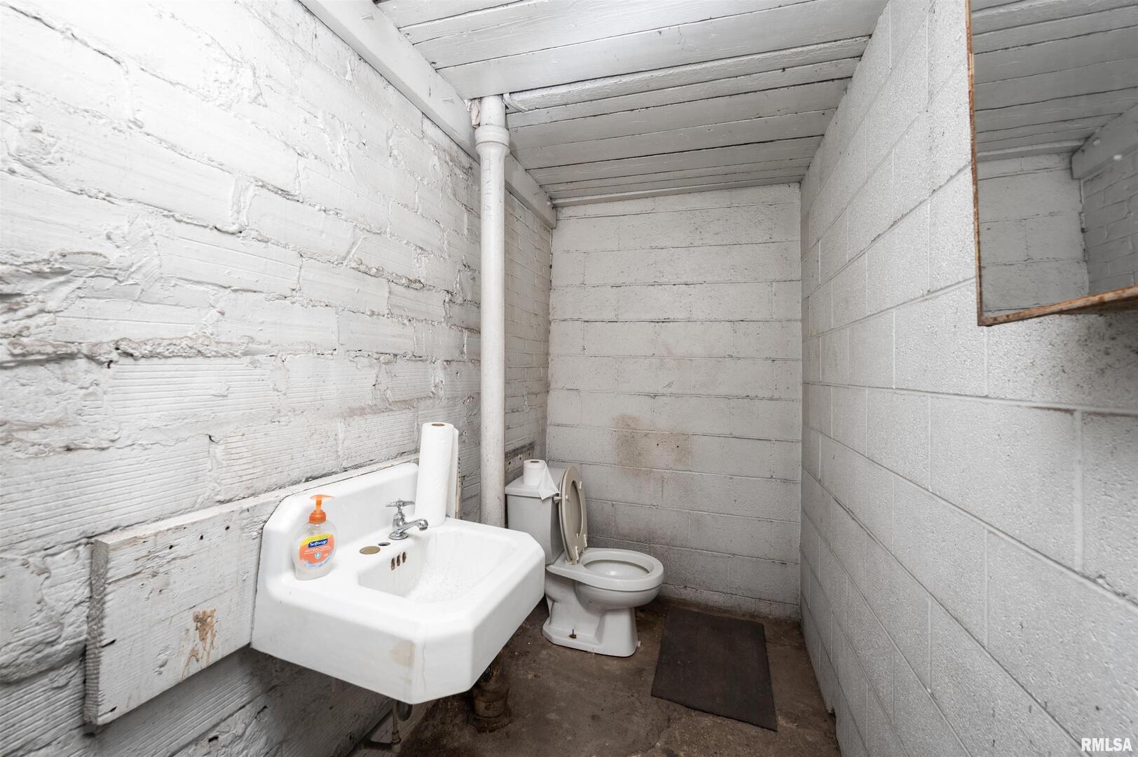 1716 & 1720 State Street Property Photo 16