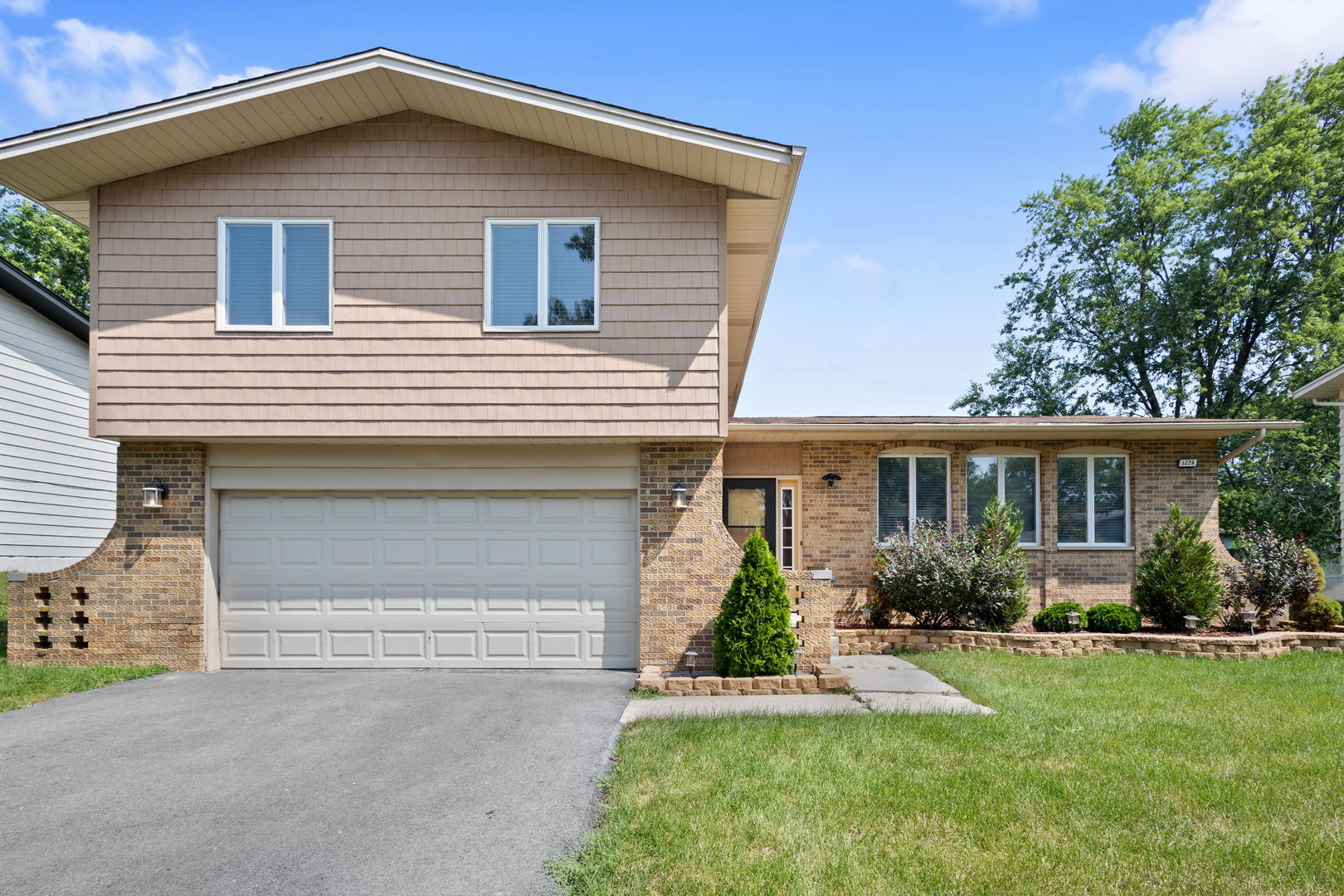 5226 Riverside Drive Property Photo 1