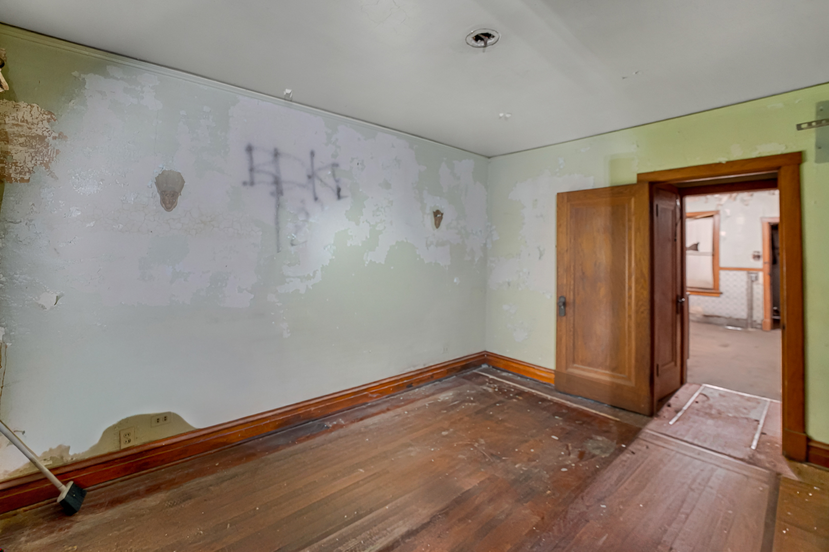 2041 W 22nd Place Property Photo 3