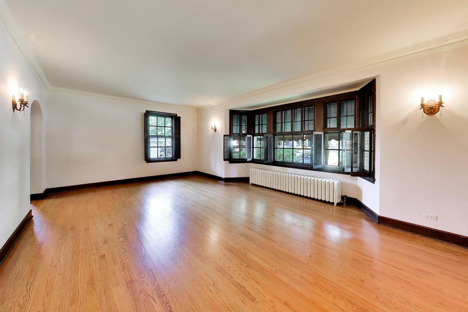 6933 N Oriole Avenue Property Photo 4