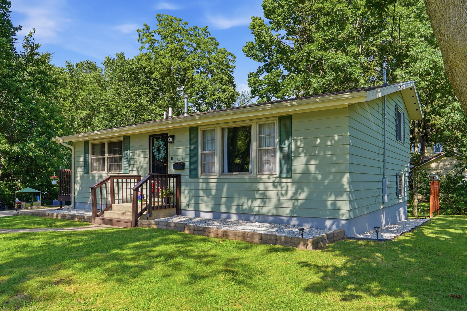 1104 Elm Place Property Photo 2