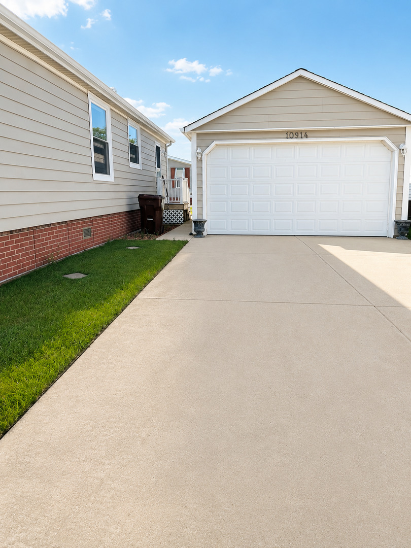 10914 W Kemper Lane Property Photo 2