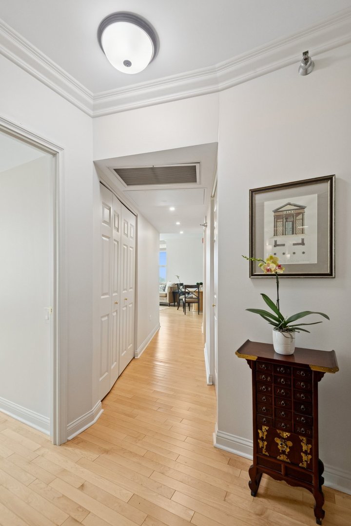 25 E Superior Street 3903 Property Photo 3