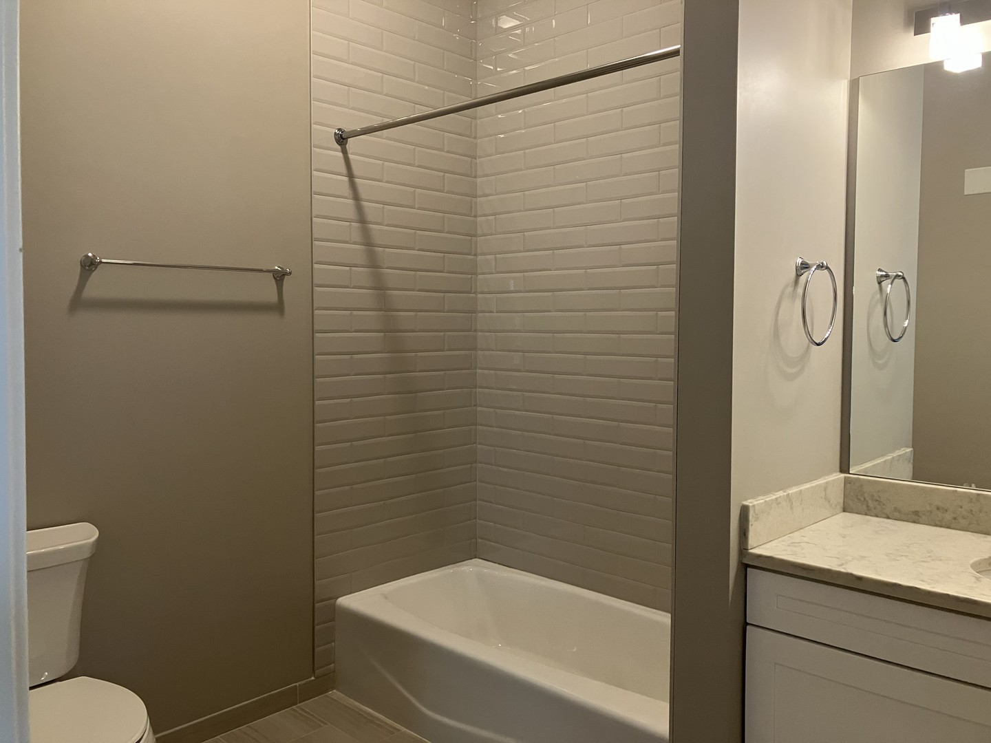 2050 N Clark Street 301 Property Photo 7